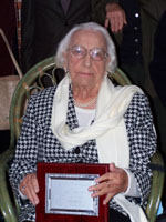 Cecilia Astrain muestra la placa conmemorativa por su 100 cumpleaños