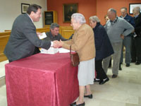 El alcalde entrega las ayudas municipales a pensionistas
