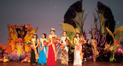 Las reinas de distintas entidades torrevejenses acompañan a las Reinas del Carnaval